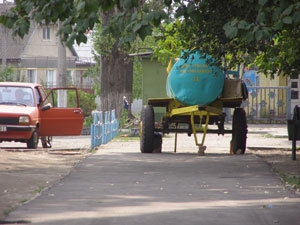 Отремонтированный тротуар разбивает 
трактор с квасом