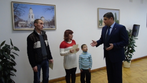 Андрей Абрамченко вручил ордера на жильё двум измаильчанам