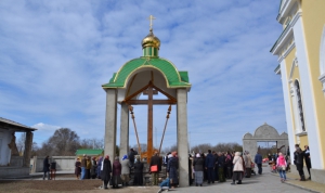 Митрополит освятил Поклонный крест на месте разрушенной Свято-Николаевской церкви