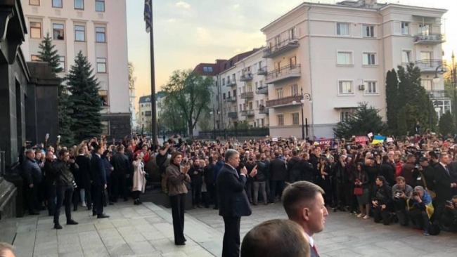 Тысячи людей пришли на Банковую поблагодарить Порошенко