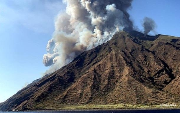 Извержение вулкана возле Сицилии унесло жизнь человека