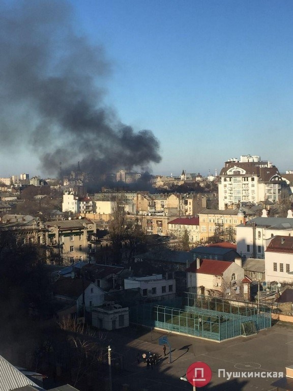 В центре Одессы горит памятник архитектуры: дымом заволокло несколько кварталов