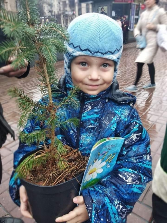 Измаильчане на киевском параде эко-Дедов Морозов и Снегурочек