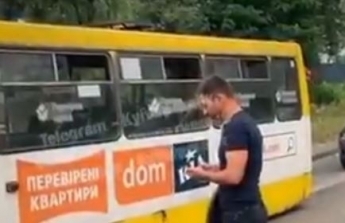 В Киеве колесо отлетело от маршрутки и едва не убило человека