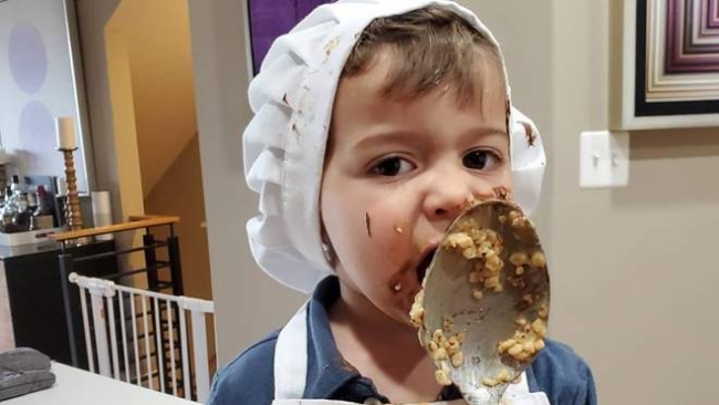 Двухлетний мальчик помогал бабушке на кухне и рассмешил сеть своим поведением