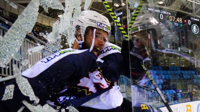 Хоккеист разбил защитное стекло и вылетел за пределы площадки, радостно празднуя гол