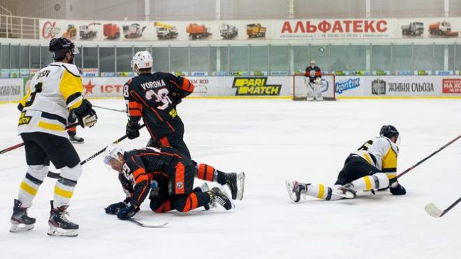 Хоккеисты украинских клубов устроили массовое кулачное побоище на льду