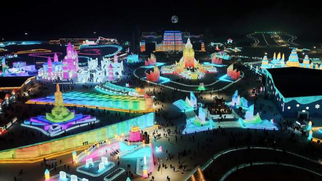 В Китае построили гигантский город из снега и льда: фото, которые поражают масштабами