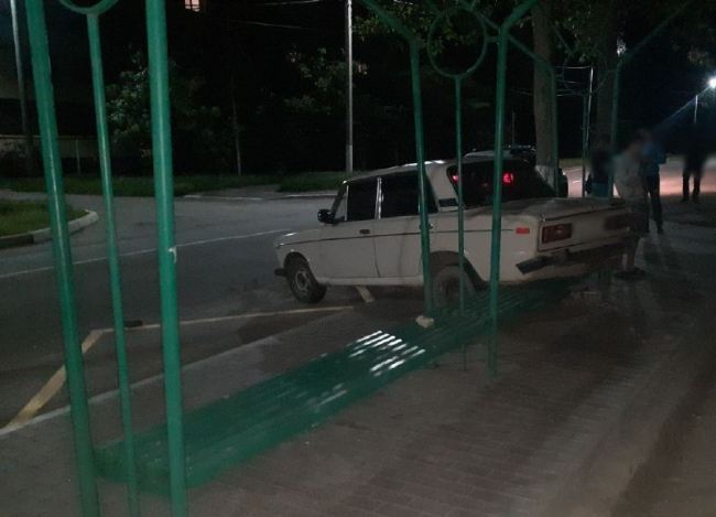 В Измаиле пьяный водитель ВАЗа "присел" машиной на лавочку автобусной остановки