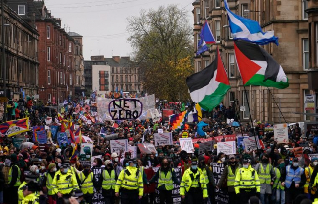 На климатический марш в Глазго вышли около 100 тысяч человек. К нему присоединилась и Грета Тунберг