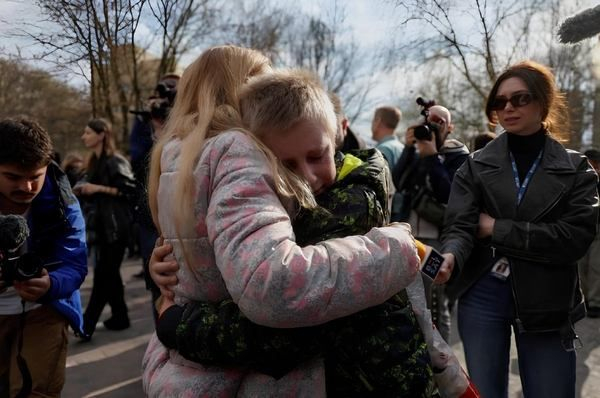 Як росія викрадає українських дітей та з якими проблемами стикаються родини після їх повернення