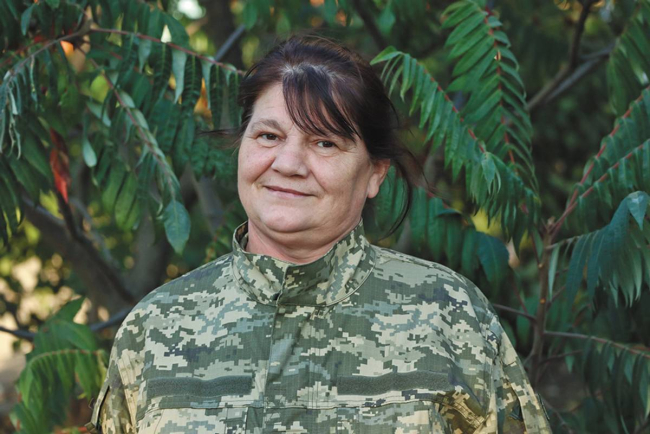 У 56 років Оксана Віннік добровільно пішла кухаркою у ЗСУ. “На мене у військкоматі дивились як на “вимерлого динозавра”