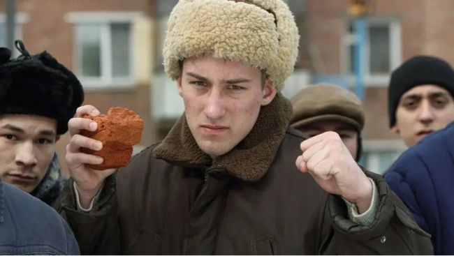 Відомі політики та митці розповіли, чому російський серіал про бандитів став популярним в Україні