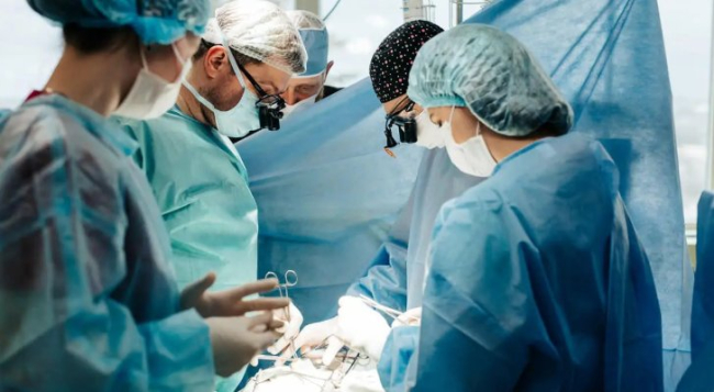 Вийняли серце, щоб видалити пухлину: у Тернополі зробили унікальну операцію