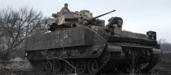 Винищує російську бронетехніку. Що робить БМП M2 Bradley настільки грізною зброєю в ЗСУ